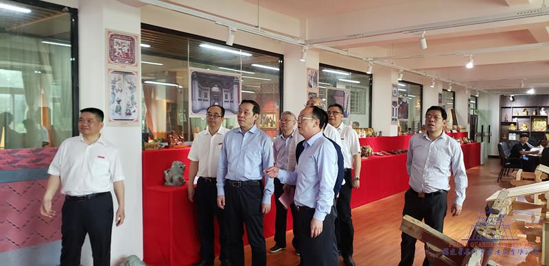 楊賢金副省長(zhǎng)蒞臨參觀“蔣欽全大師工作室”照片2_副本.jpg